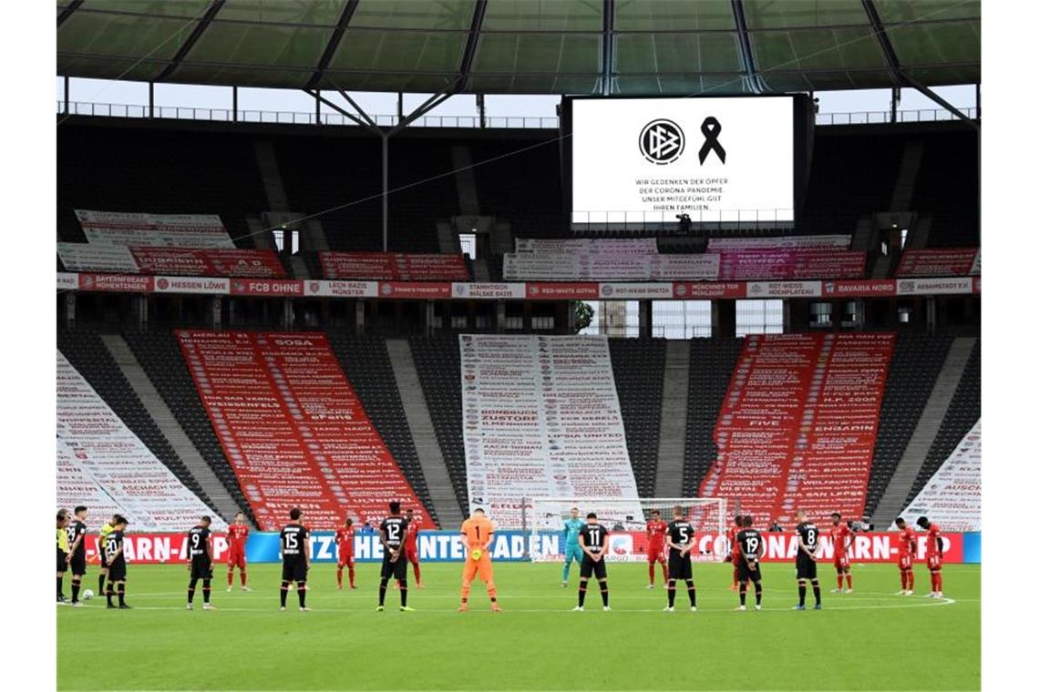 FC Bayern krönt sich gegen Leverkusen zum Doublesieger Vor dem Geister-Finale gedachten die beiden Mannschaften den Corona-Opfern. Foto: Annegret Hilse/Reuters/POOL/dpa