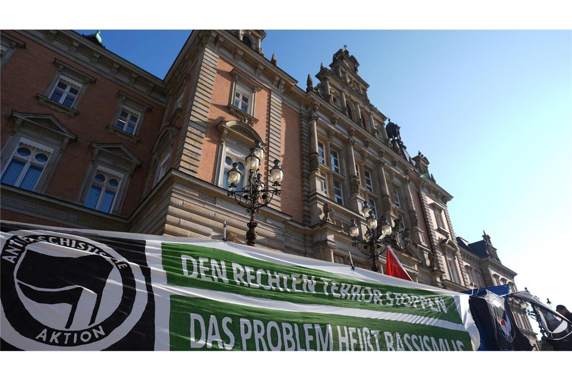 Vor dem Gericht gab es Protest gegen "rechten Terror".