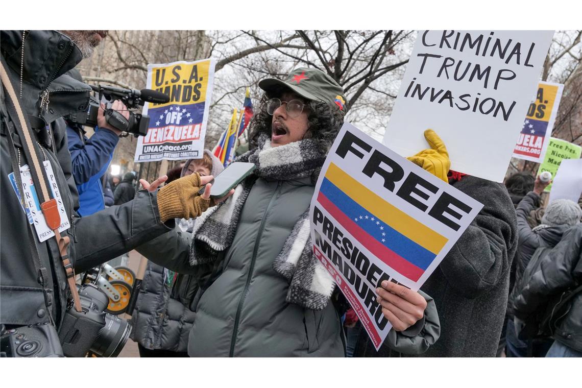 Vor dem Gerichtsgebäude solidarisierten sich viele Unterstützer mit Maduro.