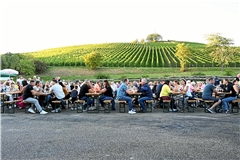 Vor dem Hintergrund der Aspacher Weinberge lassen es sich die Besucher des Weinfestes gutgehen. An beiden Tagen waren die Veranstalter mit dem Zuspruch sehr zufrieden.