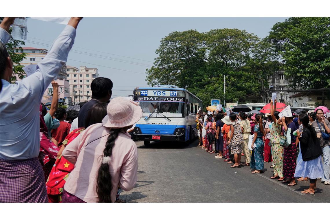 Vor dem  Insein-Gefängnis warteten zahlreiche Angehörige.