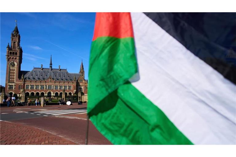 Vor dem Internationalen Gerichtshof in Den Haag weht eine palästinensische Flagge.