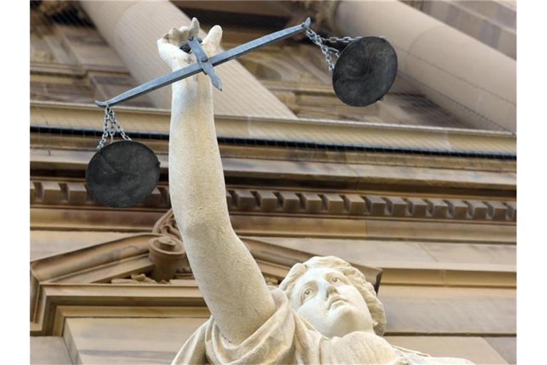 Vor dem Justizgebäude steht eine Statue der Göttin Justitia. Foto: Stefan Puchner/Archivbild