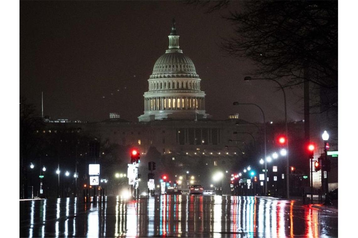 Vor dem Kapitol, dem Sitz des US-Kongresses, leuchten rote Ampeln. Foto: Liu Jie/XinHua/dpa