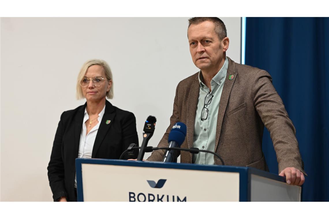 Vor dem Klaasohm-Fest auf Borkum stellen sich Bürgermeister Jürgen Akkermann (parteilos) und seine Stellvertreterin Melanie Helms (SPD) den Fragen der Presse.