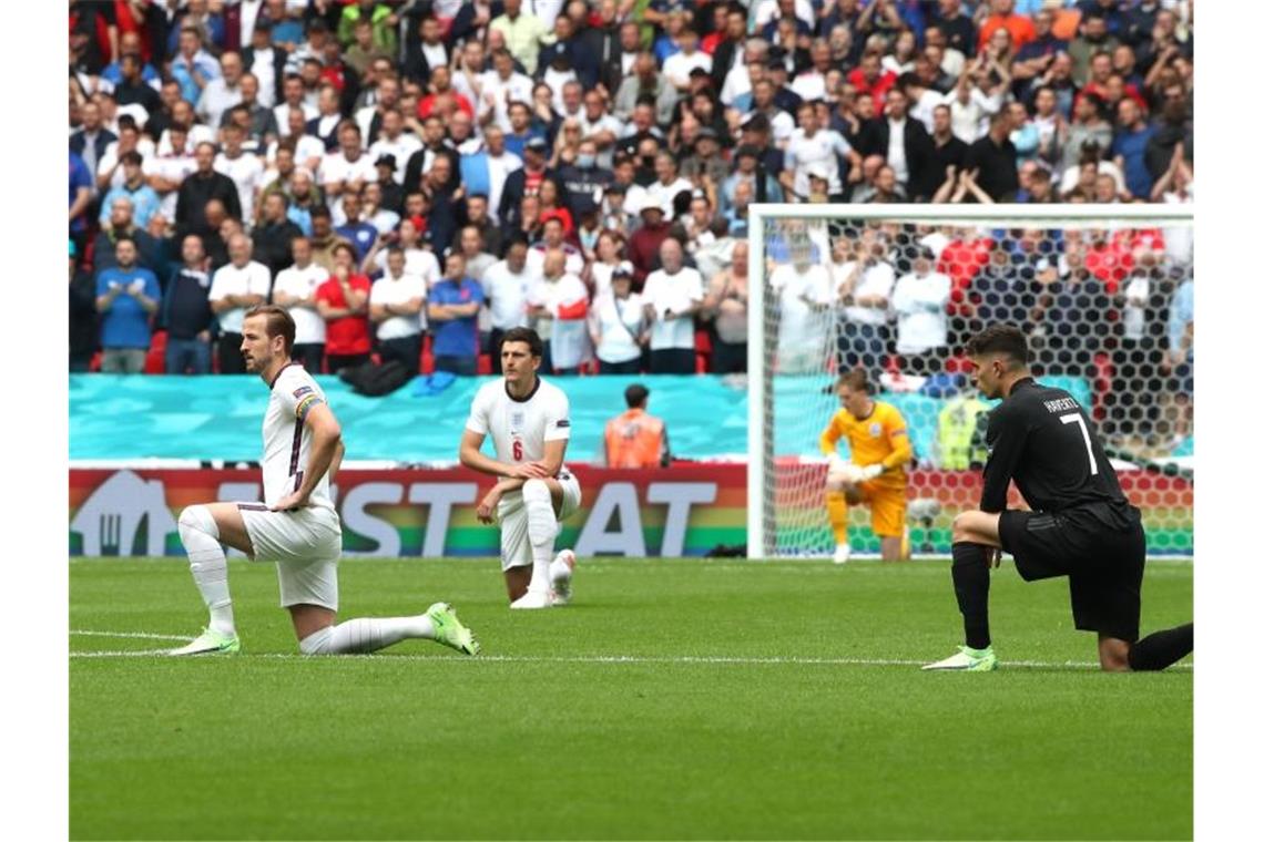 Kniefall und Regenbogenbinde: Symbolische Gesten oder mehr? Vor dem Klassiker knieten beide Teams nieder - um ein Zeichen gegen Rassismus zu setzen. Foto: Nick Potts/PA Wire/dpa