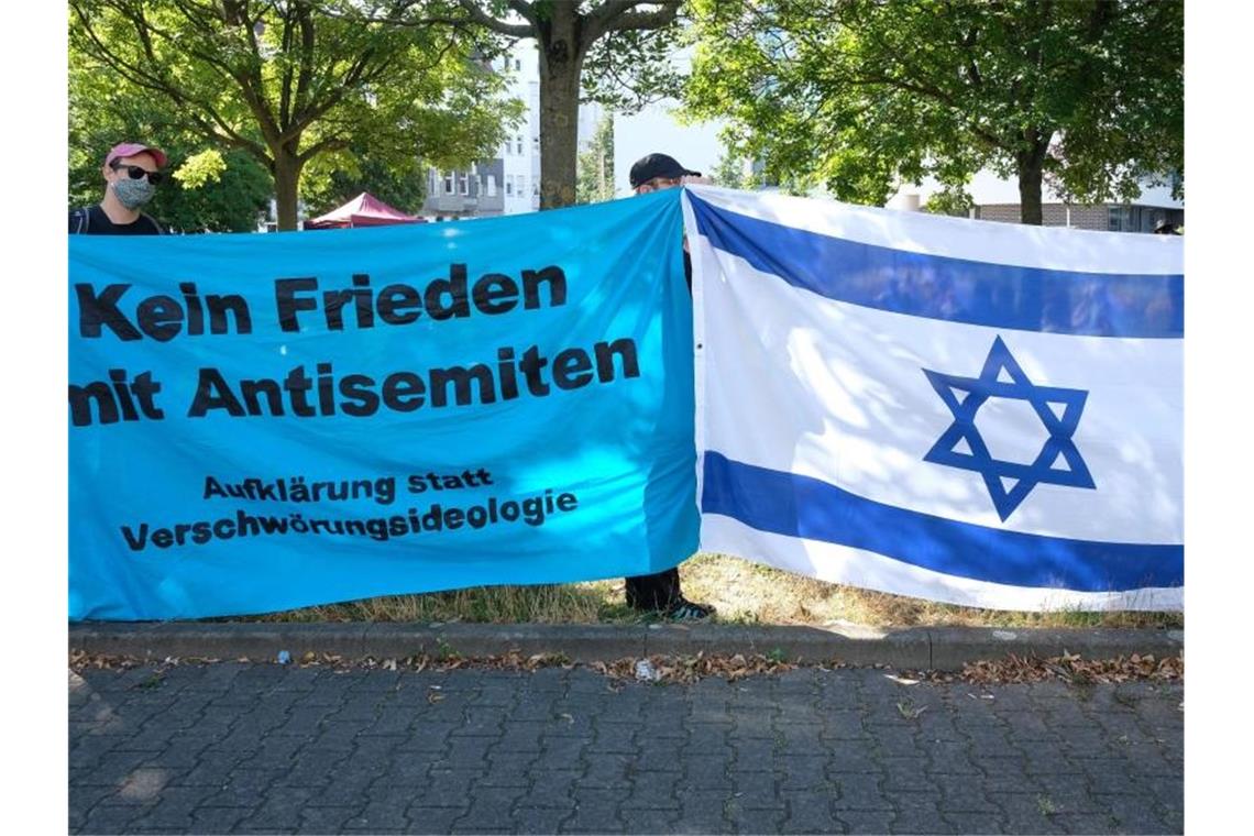Vor dem Landgericht gibt es eine Kundgebung gegen Antisemitismus. Foto: Sebastian Willnow/dpa-Zentralbild/dpa