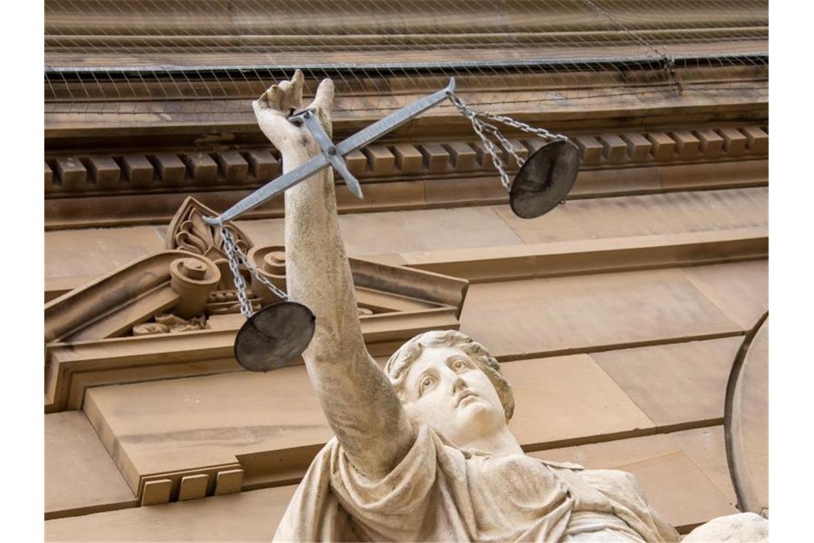 Staatsanwaltschaft: Urspring-Mörder in Psychiatrie einweisen Vor dem Landgericht hält eine Statue der Justitia eine Waagschale. Foto: Stefan Puchner/dpa