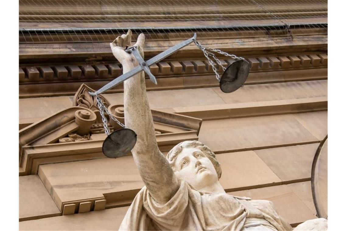 Vor dem Landgericht hält eine Statue der Justitia eine Waagschale. Foto: Stefan Puchner/dpa/Archiv/Symbolbild