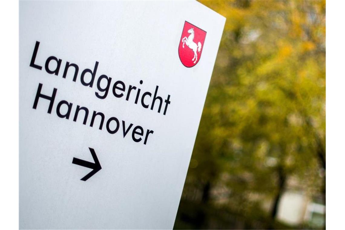 Vor dem Landgericht in Hannover muss sich eine 44-Jährige wegen der Mißhandlung ihrer Tochter verantworten. Foto: Hauke-Christian Dittrich