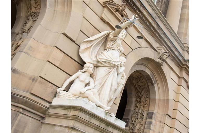 Vor dem Landgericht in Ulm hält eine Statue der Justitia eine Waagschale. Foto: Stefan Puchner/dpa/Symbolbild