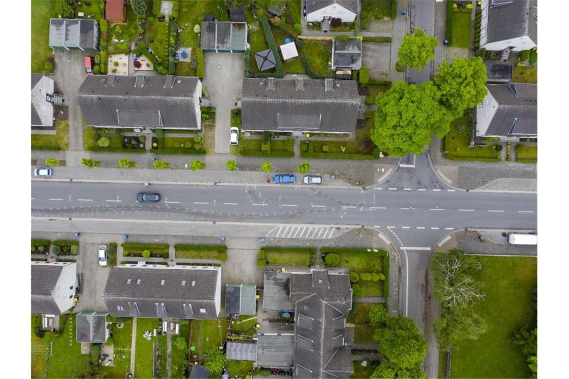 Vor dem Landgericht Kleve hat der Prozess gegen zwei Männer begonnen, die sich auf dieser zweispurigen Wohnstraße in Moers ein tödliches Autorennen geliefert haben. Foto: Arnulf Stoffel/dpa