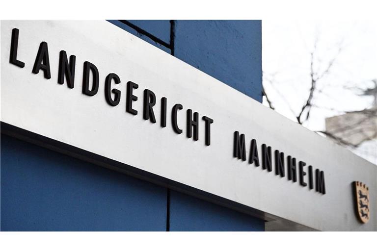 Vor dem Landgericht Mannheim ist der Schriftzug des Gerichts angebracht.