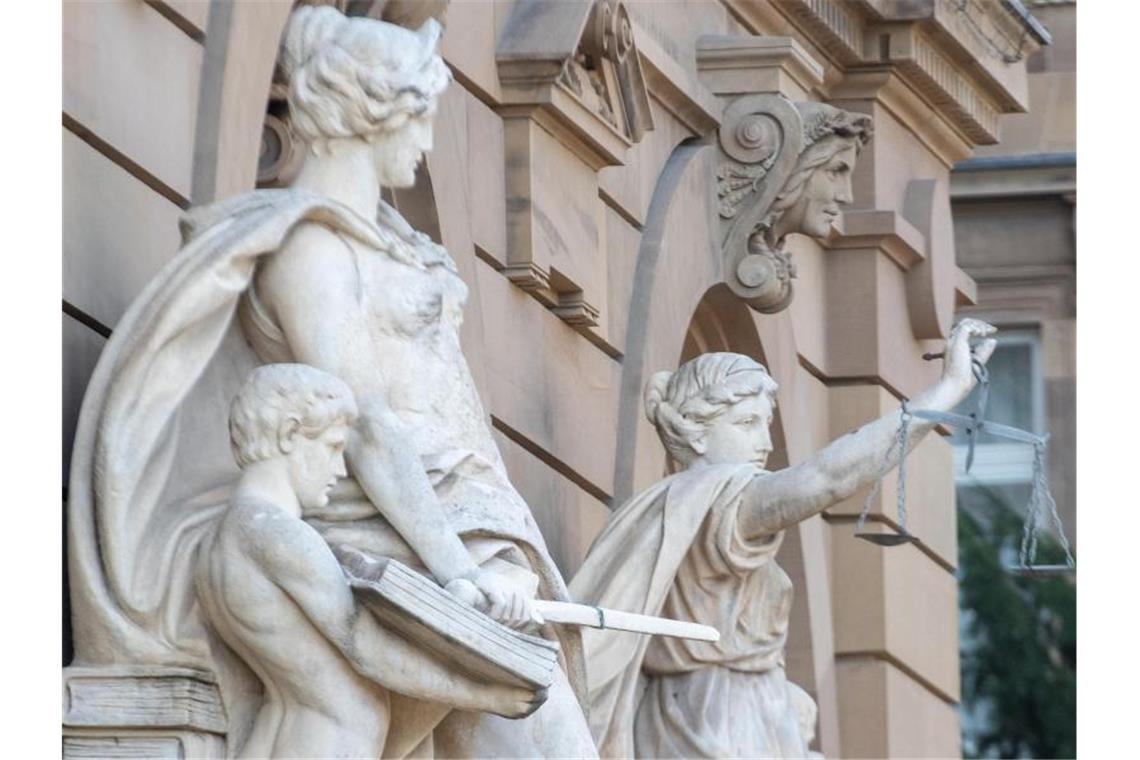 Nach Fackelwurf auf Roma-Familien Bewährungsstrafen Vor dem Landgerichtsgebäude steht u.a. eine Statue der Justitia. Foto: Stefan Puchner/dpa/Archiv