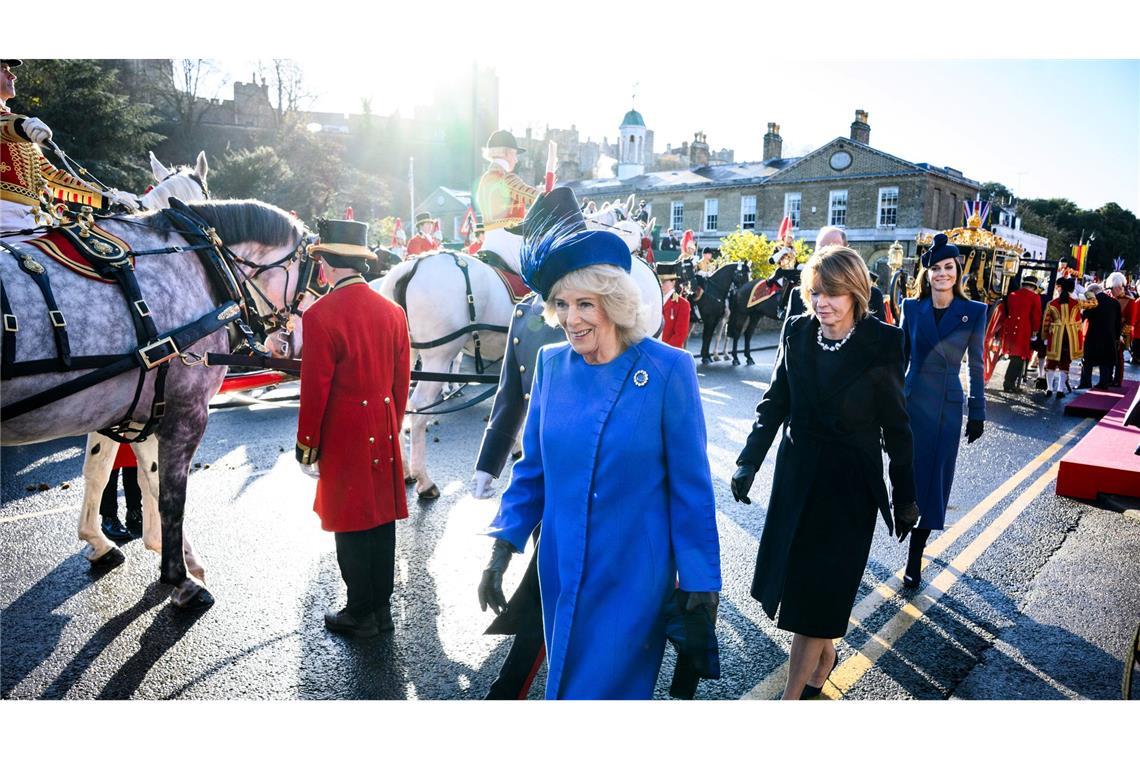 Vor dem militärischen Empfang fuhren Steinmeier und Büdenbender mit ihren Gastgebern per Kutsche durch die Straßen von Windsor.