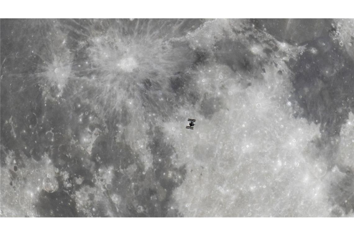 Vor dem Mond: Die Internationale Raumstation (ISS) schwebt im Weltall.
