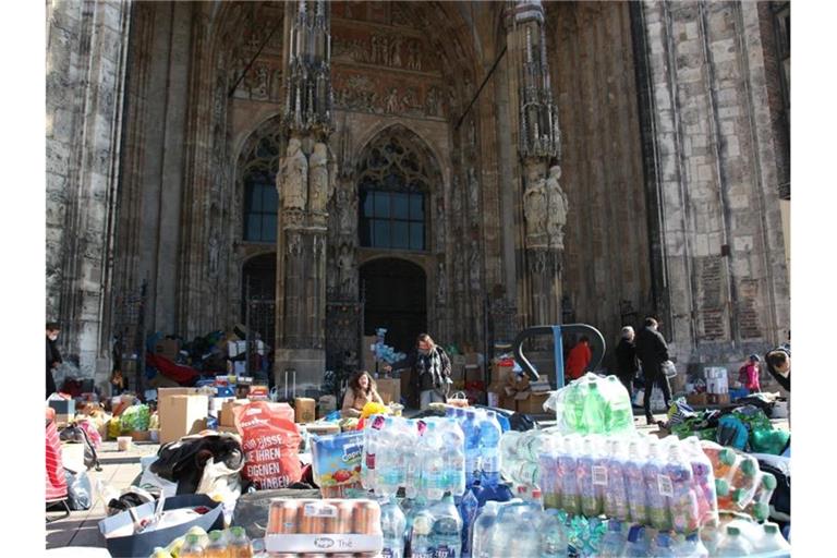 Vor dem Münster stapeln sich Hilfsgüter für Geflüchtete aus der Ukraine. Foto: Sebastian Schlenker/dpa