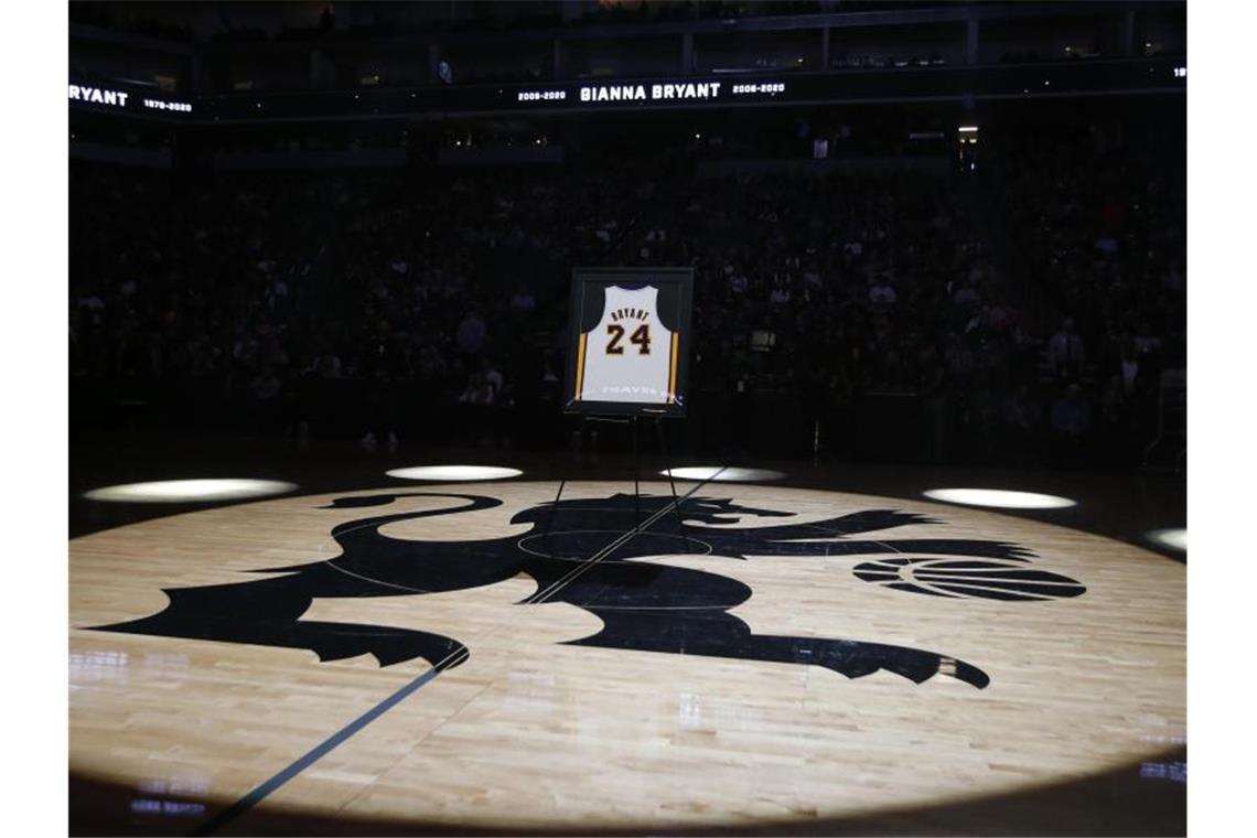 Bryant-Witwe mit emotionaler Botschaft Vor dem NBA-Spiel der Sacramento Kings gegen die Oklahoma City Thunder gab es zu Ehren von Kobe Bryant eine Schweigeminute. Foto: Rich Pedroncelli/AP/dpa