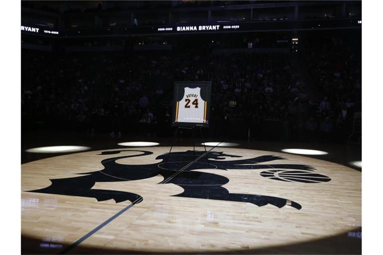 Vor dem NBA-Spiel der Sacramento Kings gegen die Oklahoma City Thunder gab es zu Ehren von Kobe Bryant eine Schweigeminute. Foto: Rich Pedroncelli/AP/dpa