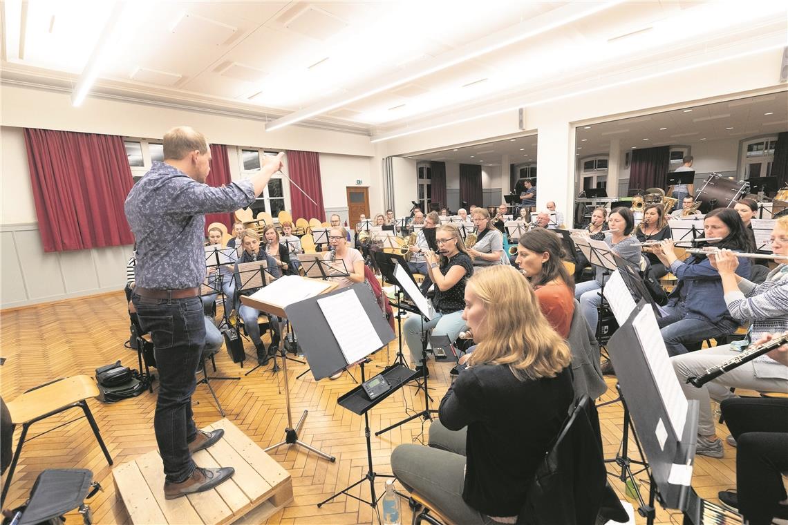Voller Einsatz fürs Jubiläumskonzert Vor dem Partnerschaftskonzert am Samstag legt sich das Städtische Blasorchester um Dirigent Christian Wolf bei der letzten Probe ins Zeug. Foto: J. Fiedler