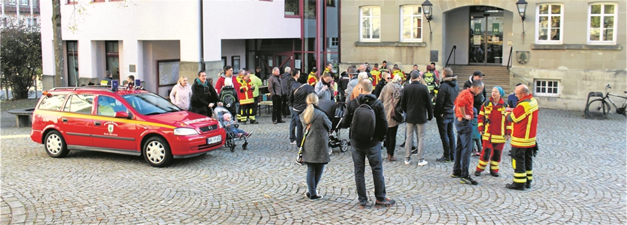 Vor dem Rathaus in Welzheim haben Feuerwehrkollegen Steffi Saul nach ihrem 300-Kilometer-Lauf einen Empfang bereitet.Fotos: M. Ellwanger