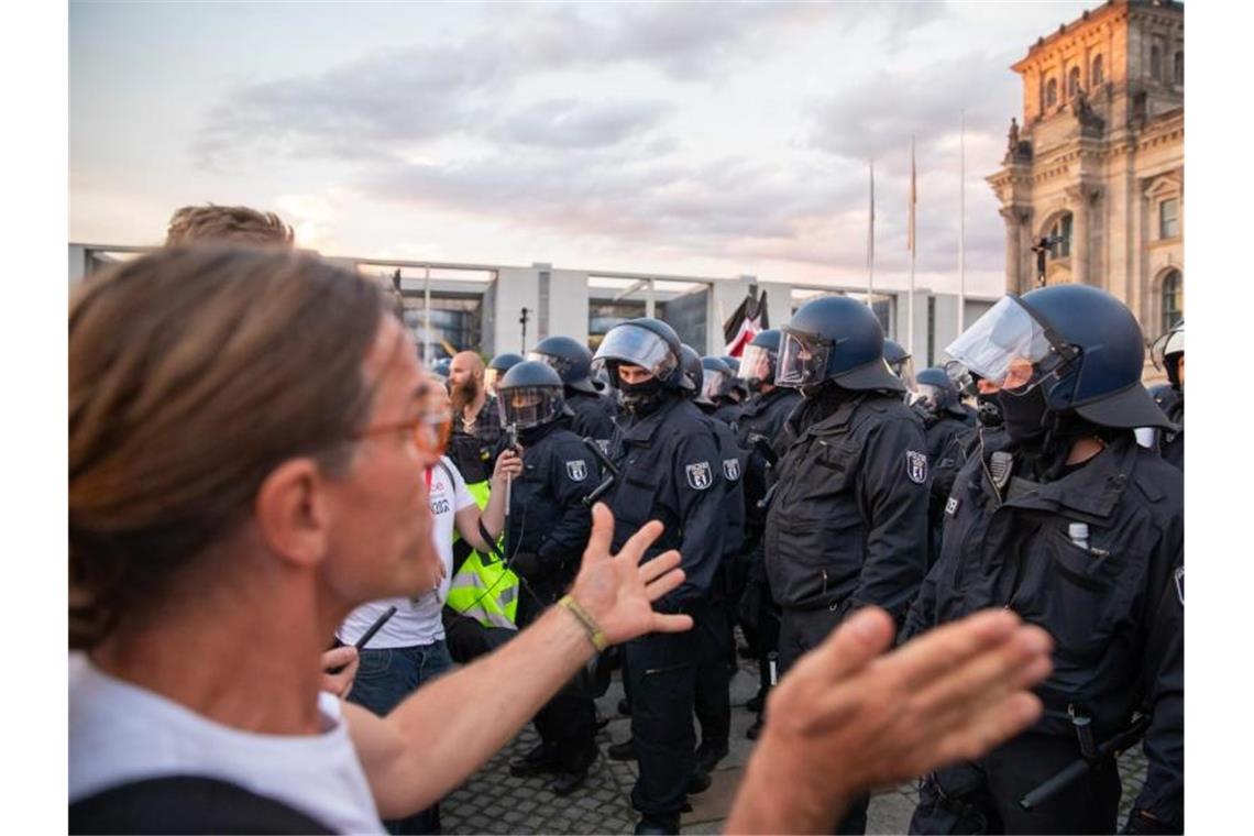 Vor dem Reichstagsgebäude wurde eine Absperrung von Demonstranten durchbrochen. Foto: Christoph Soeder/dpa