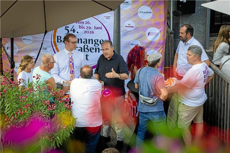 Vor dem Restaurant Löwen laden OB Friedrich und seine Kollegen zum kurzen Plausch bei einem kühlen Getränk ein. Foto: Alexander Becher