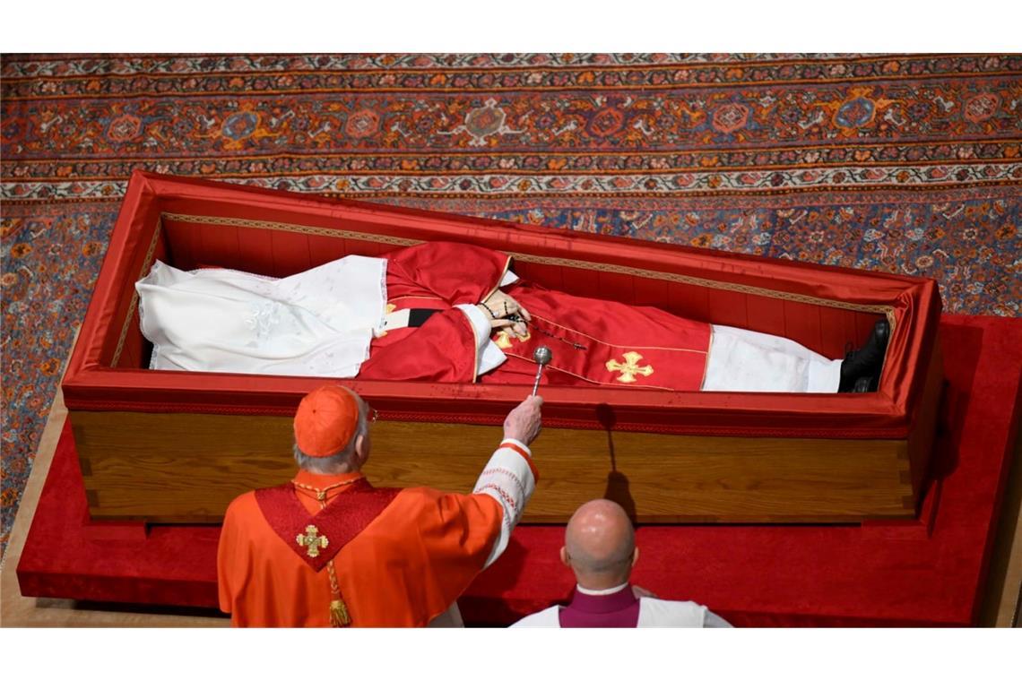 Vor dem Schließen des Sarges segnet der Camerlengo Joseph Farrell den gestorbenen Papst.