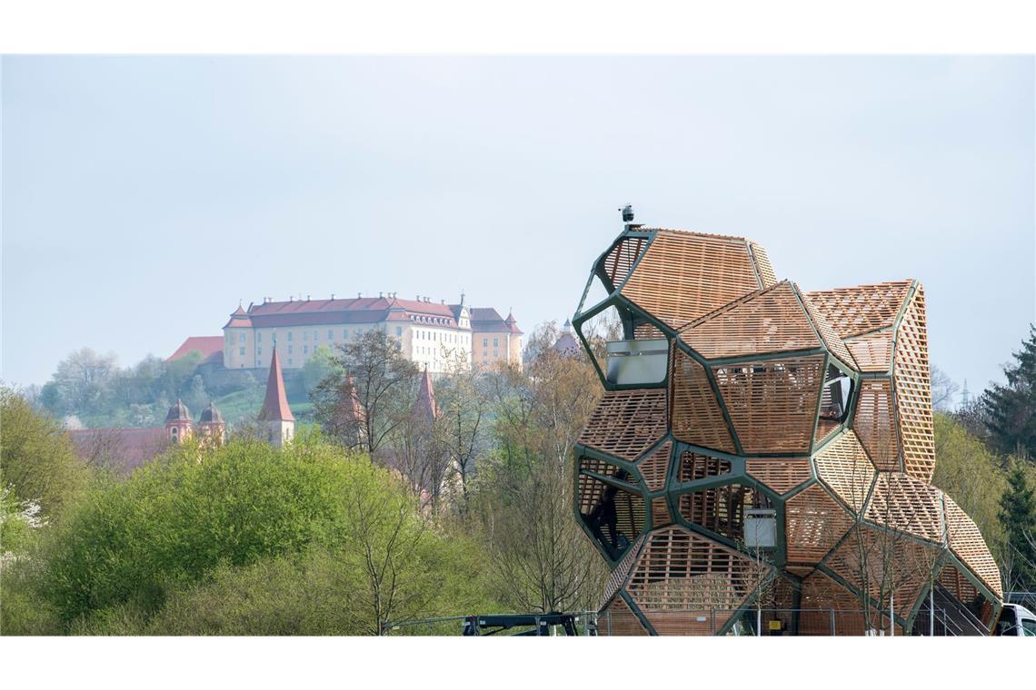 Vor dem Schloss erhebt sich ein Spiel- und Aussichtsturm aus Holz.  (zu dpa: «Rund 950.000 Besucher: Landesgartenschau in Ellwangen endet»)