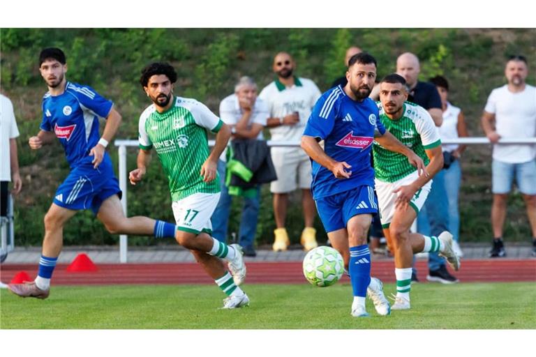 Vor dem Seitenwechsel zeigten Artan Ademi (li.), Tahir Bahadir (2. v. re.) und der VfL Sindelfingen die besseren Anlagen: Nach der Pause passten Kenan Kasikci (re.), Metehan Kizilagil (2. v. li.) und der GSV Maichingen ihr Spiel an und fuhren den Sieg ein.