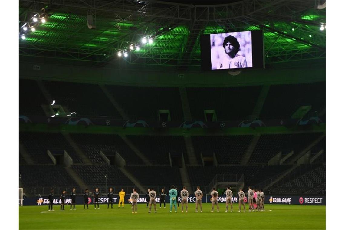 Nächste Gladbach-Gala: Stindl und Embolo gefeiert Vor dem Spiel gab es eine Schweigeminute wegen des Todes von Diego Maradona. Foto: Federico Gambarini/dpa