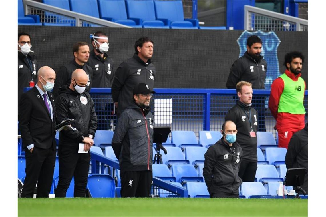 Nullnummer: Jubelt Liverpool zuhause oder in Manchester? Vor dem Spiel wurde mit einer Schweigeminute den Covid-19-Opfern gedacht. Foto: Peter Powell/Nmc Pool/PA Wire/dpa