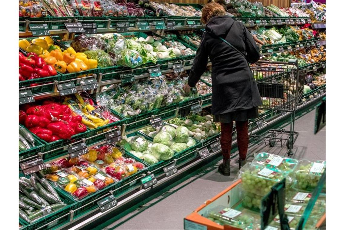Vor dem Spitzentreffen von Regierungsvertretern, Einzelhandel und Ernährungsindustrie werden erneut Warnungen vor zu niedrigen Lebensmittelpreisen laut. Foto: Jens Büttner/zb/dpa