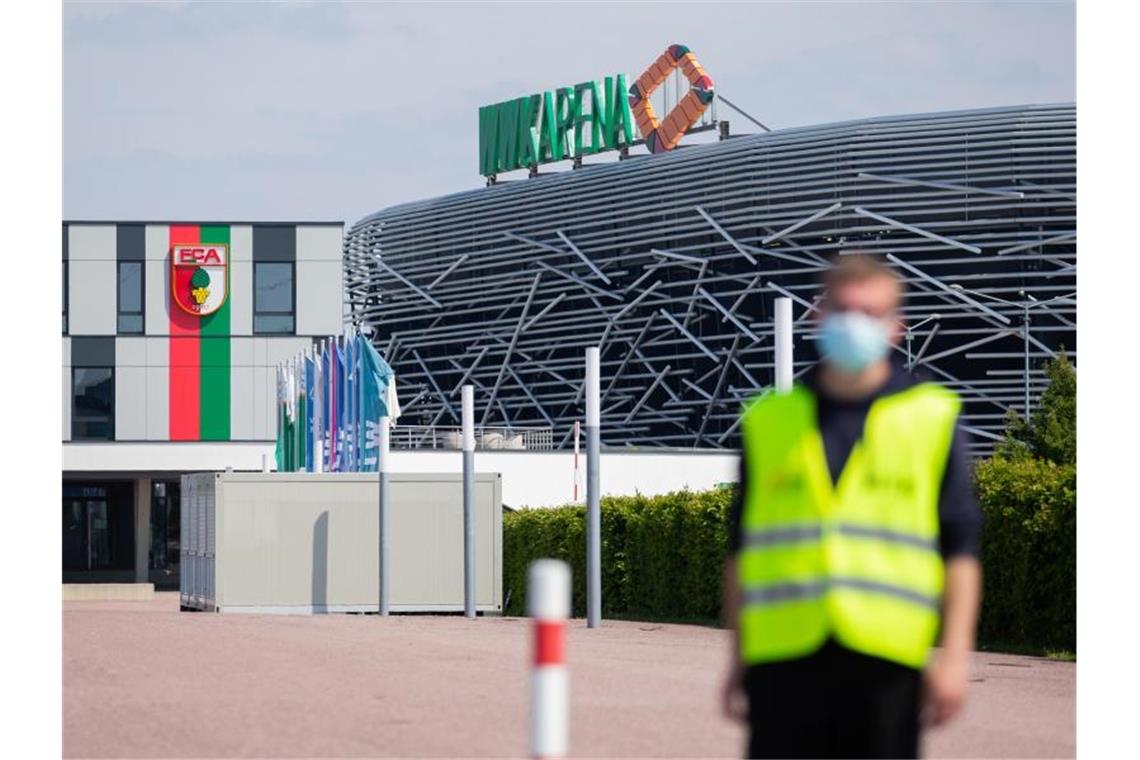Jubel mit Zurückhaltung: Neue Normalität in der Bundesliga Vor dem Stadion in Augsburg ließen sich keine Fans blicken. Foto: Tom Weller/dpa