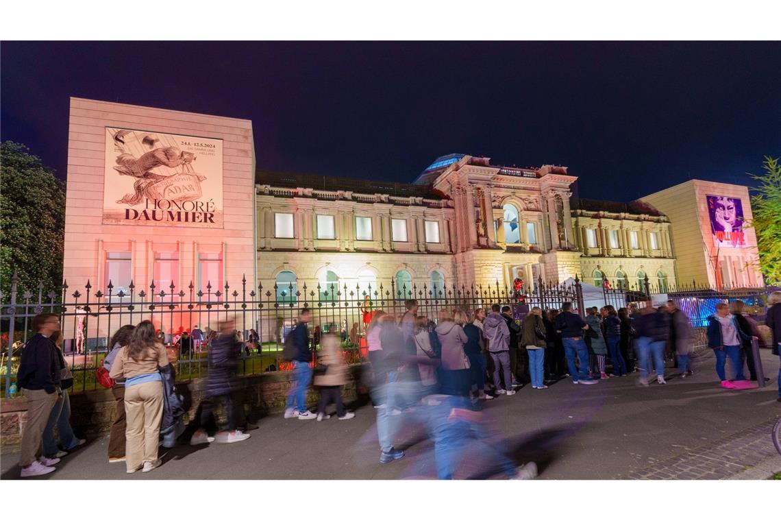 Vor dem Städel Museum in Frankfurt/Main hat sich im Rahmen der "Nacht der Museen" eine lange Besucherschlange gebildet.