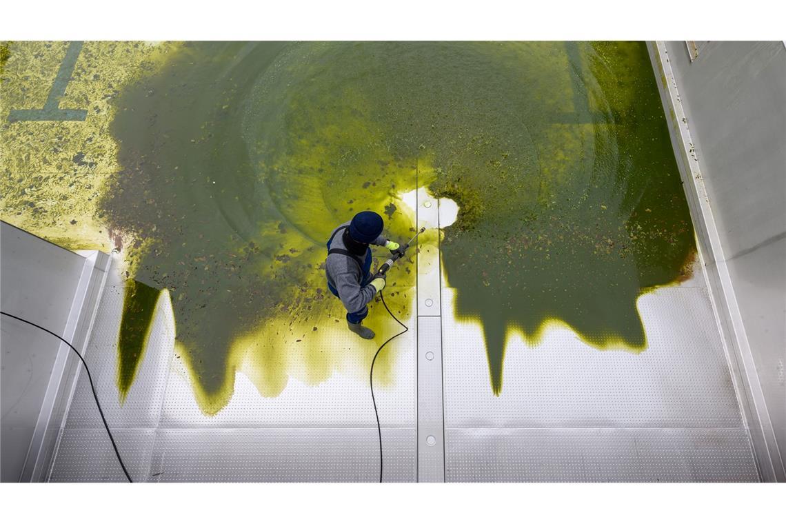 Vor dem Start in die Freibadsaison - Badebecken wird gereinigt