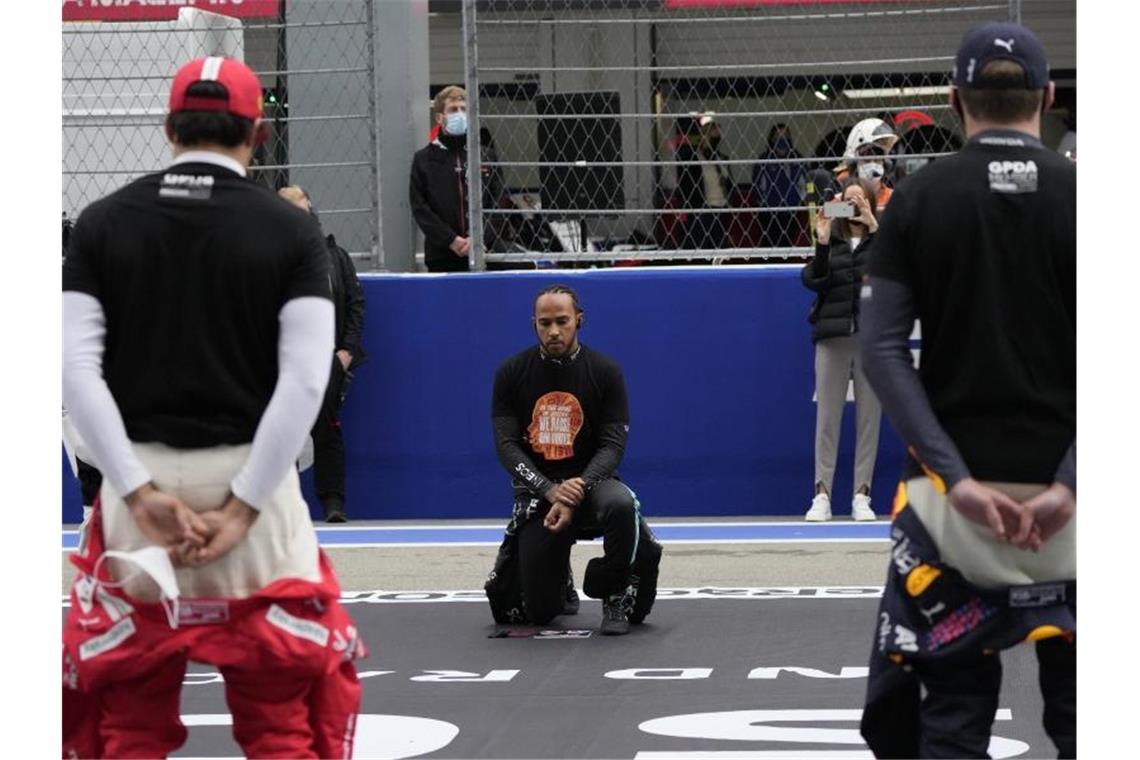 Vor dem Start kniete Lewis Hamilton auf der Strecke. Foto: Sergei Grits/AP/dpa