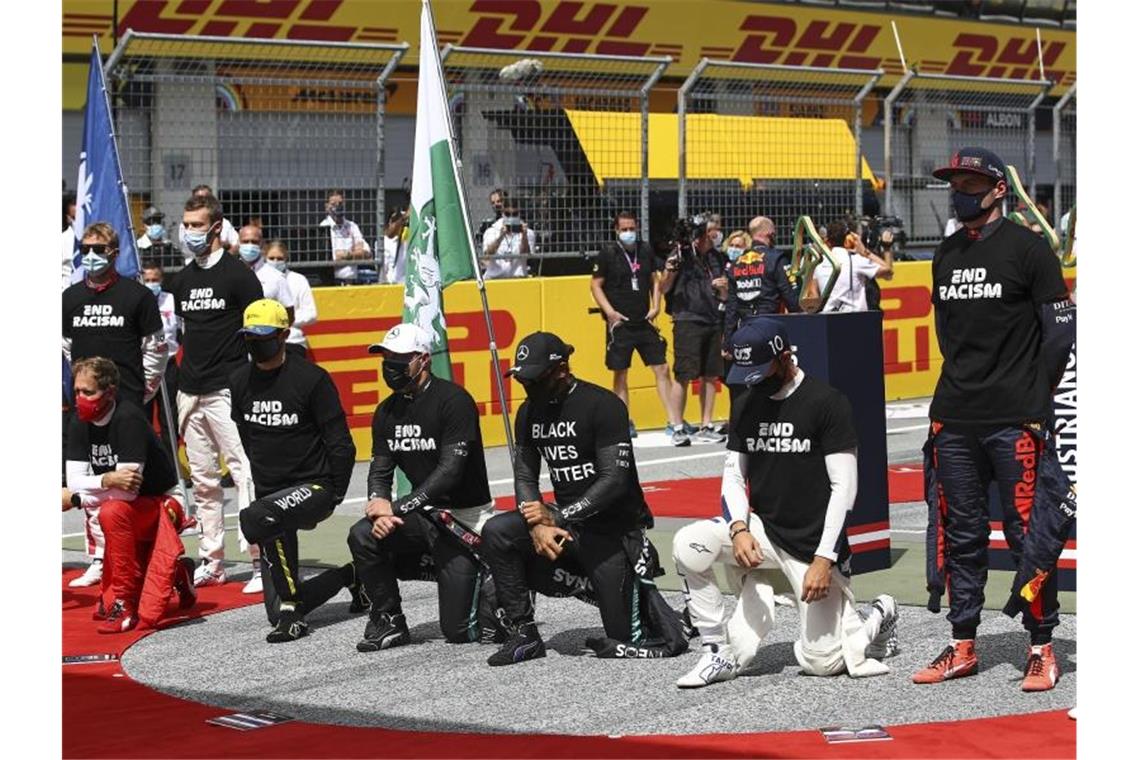 Totalschaden für Vettel und Ferrari bei 85. Hamilton-Sieg Vor dem Start setzten die Fahrer erneut ein Zeichen gegen Rassismus. Foto: Mark Thompson/Pool Getty/AP/dpa