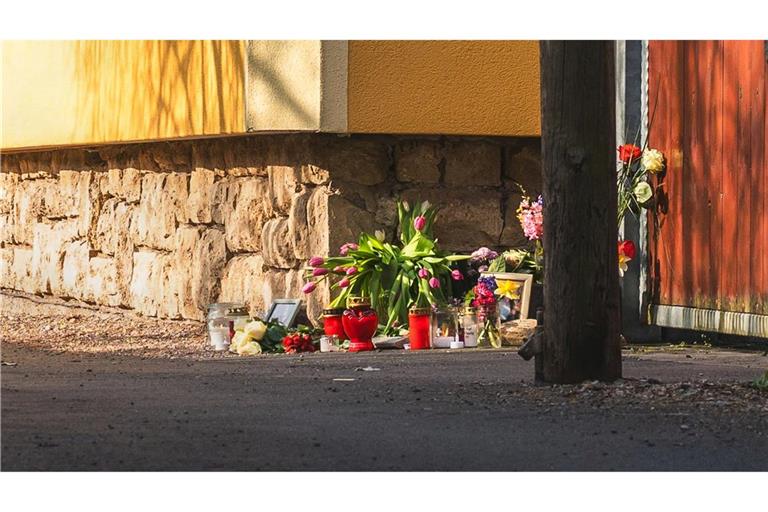 Vor dem Tathaus in Klettbach (Weimarer Land) drückten Menschen ihr Mitgefühl aus, indem sie Blumen und Kerzen aufstellten.