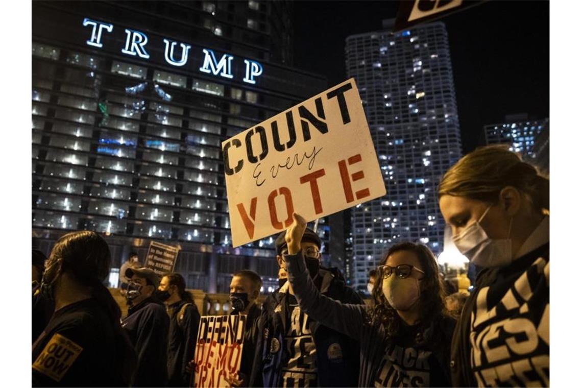 Vor dem Trump Tower in Chicago fordern Demonstranten, dass alle Stimmen ausgezählt werden. Foto: Ashlee Rezin Garcia/Chicago Sun-Times/AP/dpa