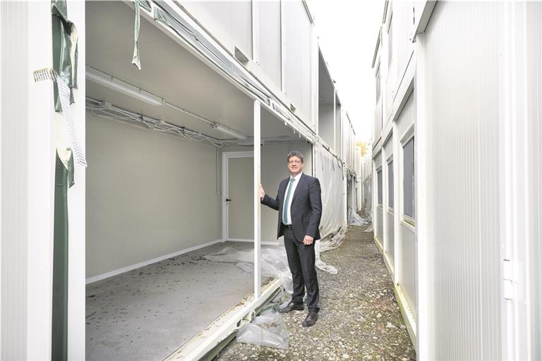 Vor dem Verkauf: Der damalige Erste Landesbeamte Michael Kretzschmar nahm die Container noch einmal in Augenschein. Foto: J. Fiedler