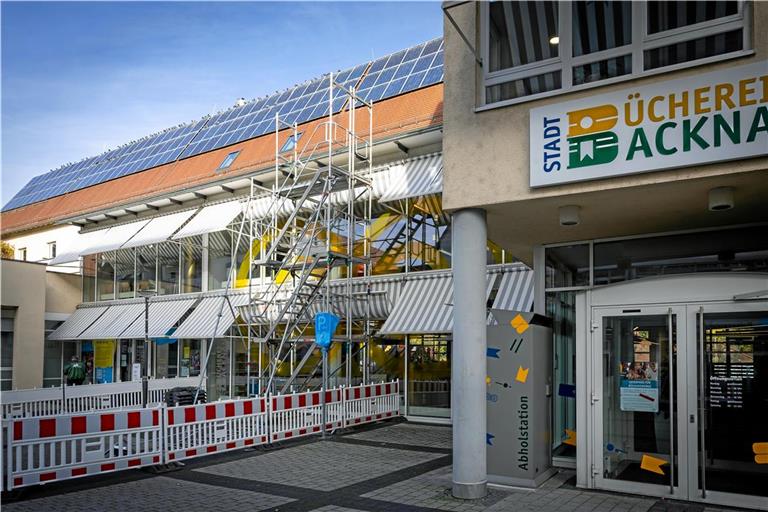 Vor dem Verwaltungsgebäude zeugt ein Treppenturm von den aktuellen Aktivitäten.Fotos: Alexander Becher