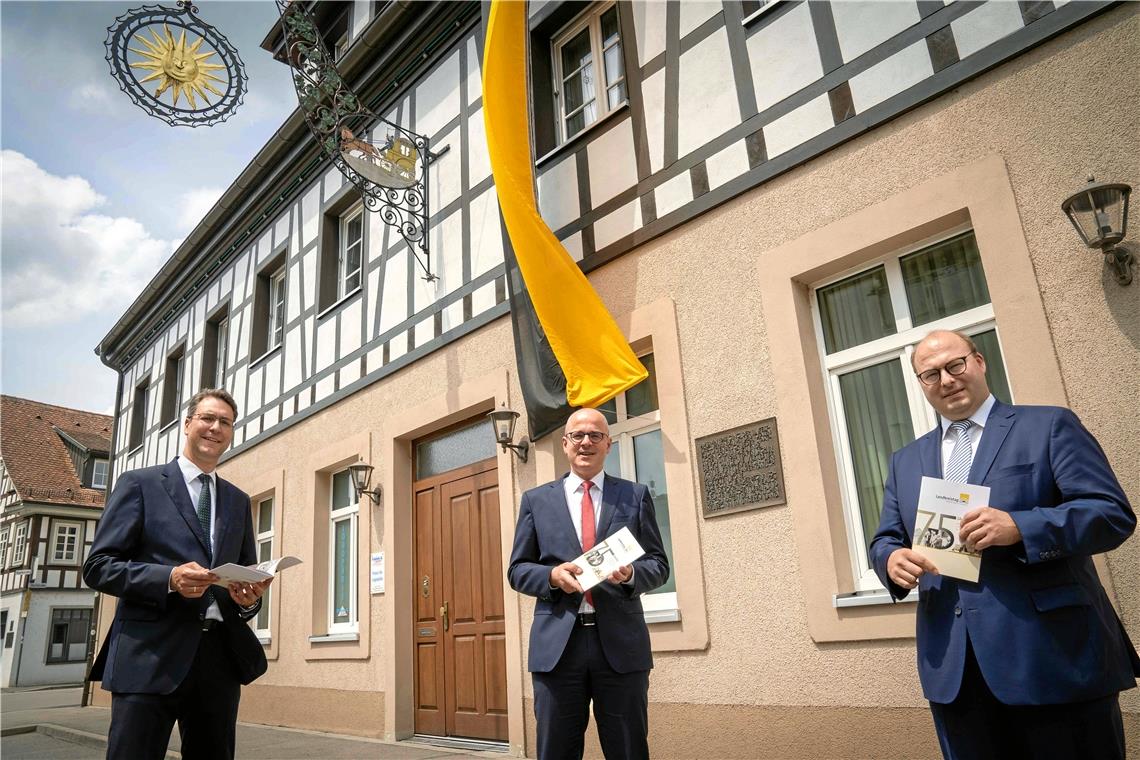 Vor dem wiederaufgebauten Gebäude des ehemaligen Gasthofs Sonne-Post‘ in Murrhardt (von links): Landrat Richard Sigel, Alexis von Komorowski, der Hauptgeschäftsführer des Landkreistages Baden-Württemberg, und Bürgermeister Armin Mößner. Foto: E. Layher