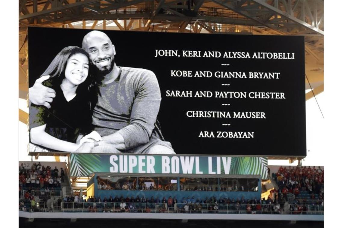 Vor dem Beginn des Super Bowls gedenken die Football-Teams tödlich verunglückten Basketball-Ikone Kobe Bryant, seiner 13 Jahre alten Tochter Gianna und den weiteren sieben Insassen. Foto: Chris O'meara/AP/dpa