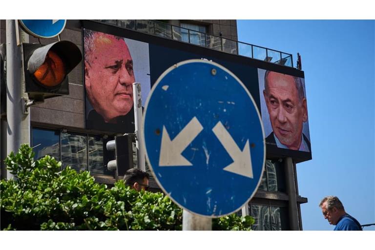 Vor den Wahlen in Israel: Ein Mann geht an einer Werbung vorbei, auf der der israelische Ministerpräsident Benjamin Netanjahu (r) und sein Hauptkonkurrent, der Oppositionskandidat Gadi Eisenkot, im Vorfeld der Parlamentswahlen in Israel zu sehen sind. Am 27. Oktober soll ein neues israelisches Parlament gewählt werden.