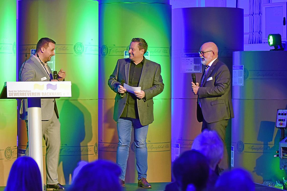 175 Jahre BdS-Gewerbeverein Backnang: Netzwerken zwischen Papierrollen Vor den zu imposanten Türmen gestapelten Papierrollen unterhielten sich der Vereinsvorsitzende Stefan Hopp (links) und sein Amtsvorgänger Lothar Buchfink (rechts) mit Moderator Josh Kochhann über die Vereinsgeschichte, Herausforderungen und Errungenschaften.