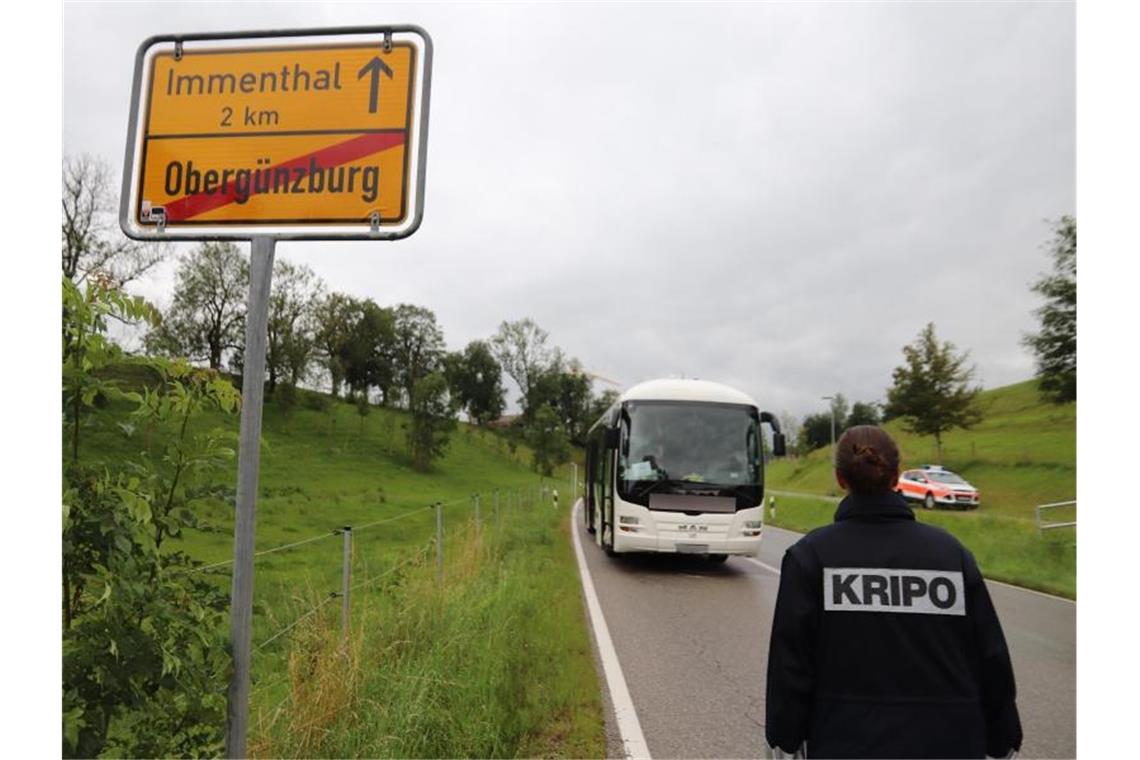 Vor den Augen anderer Passagiere hat ein Mann in einem Bus seine getrennt lebende Ehefrau erstochen. Foto: Benjamin Liss/dpa