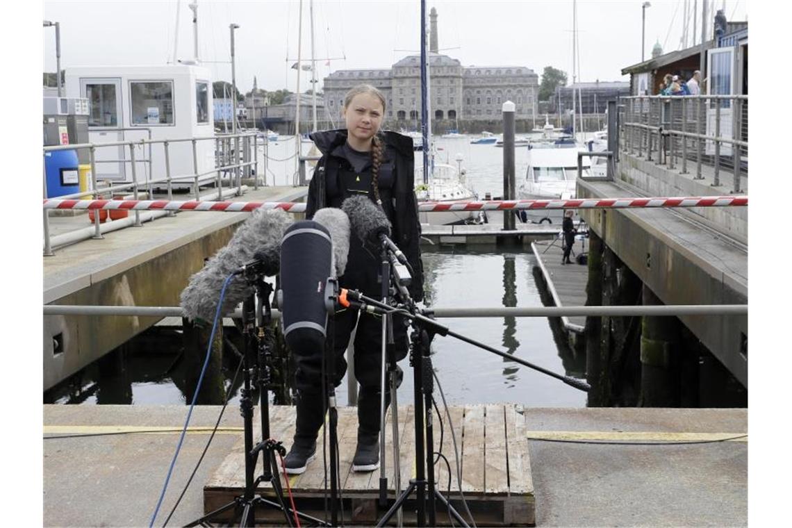 Vor der Abfahrt gibt die junge Klimaaktivistin eine Pressekonferenz. Foto: Kirsty Wigglesworth/AP