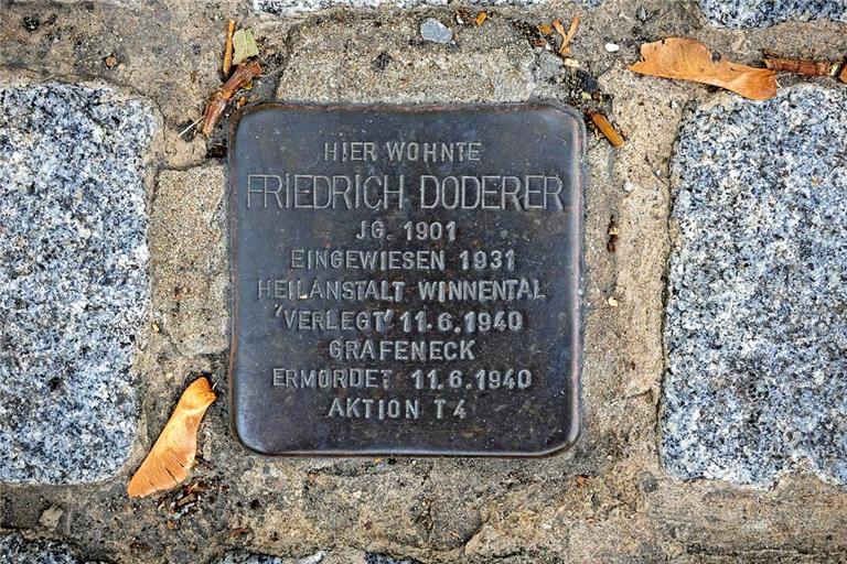 Vor der alten Schmiede liegt der Stolperstein für Friedrich Doderer.Foto: Alexander Becher