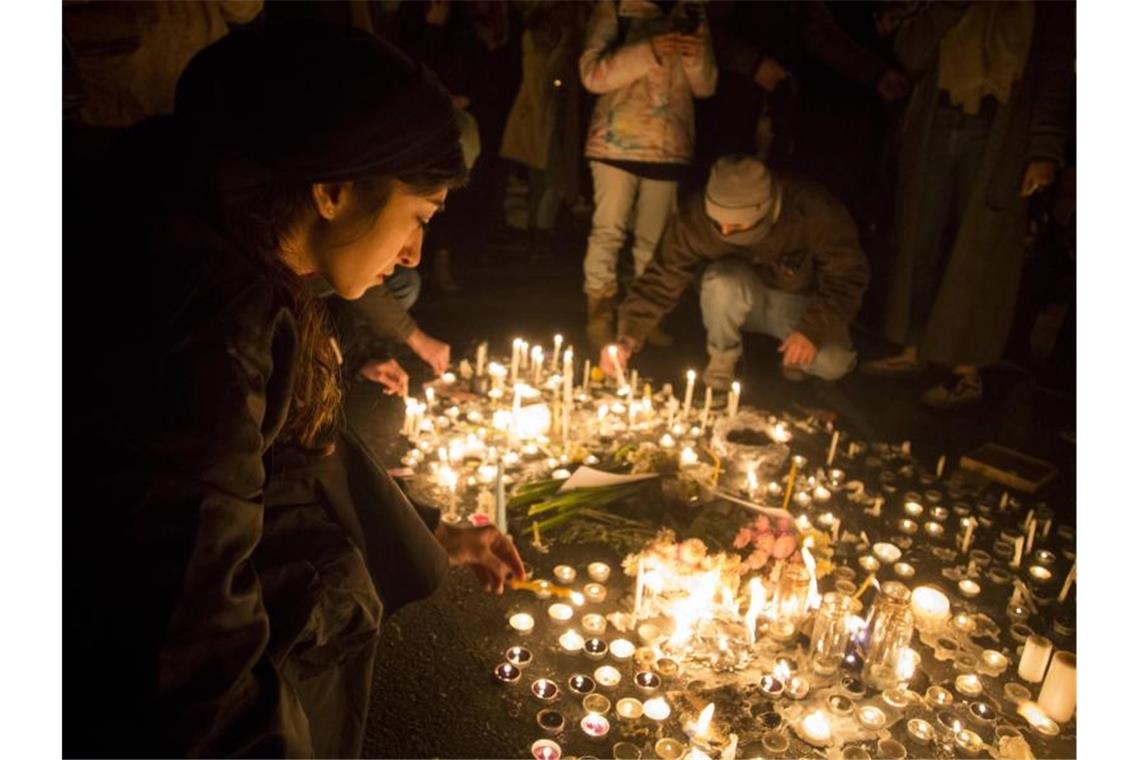 Vor der Amri-Kabir-Universität in Teheran trauern Menschen um die Opfer der Flugzeugkatastrophe. Foto: Rouzbeh Fouladi/ZUMA Wire/dpa